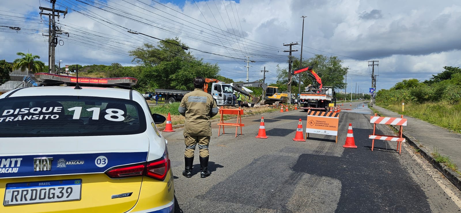 SMTT de Aracaju dá suporte a obra da Iguá na avenida Dr. Carlos Rodrigues da Cruz - SMTT Aracaju